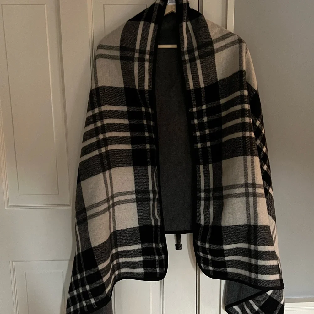 J. Crew Black Plaid Cape o/s - Picture 2 of 4